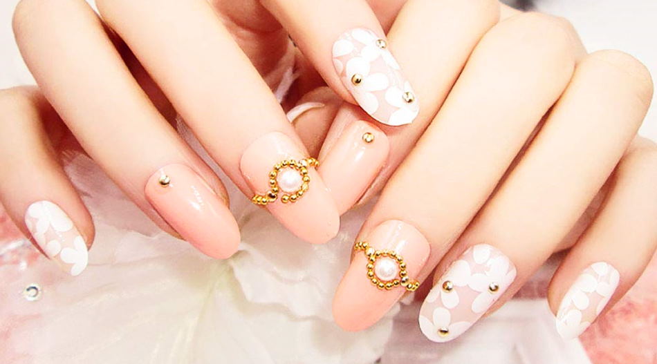 18 Chic Wedding Nail Ideas for Elegant Brides